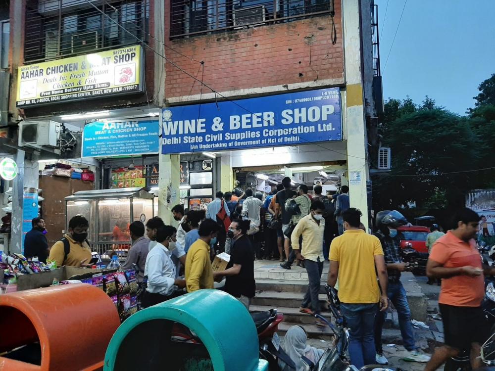 The Weekend Leader - Liquor crisis: Delhi tipplers throng govt shops as pvt outlets down shutters